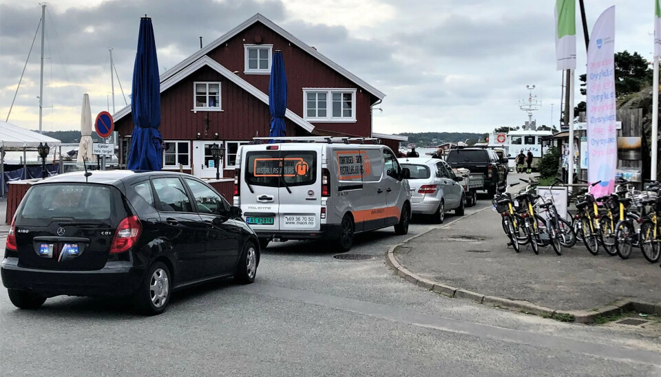Ikke steng alle muligheter for å ta med bil til østre øyer, skriver Rolf Strand i denne kronikken.
