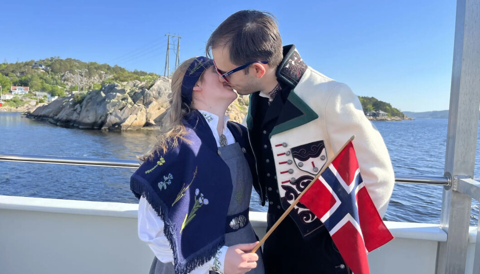 Om Flora Prinz og Fredrik Prinz skal feire 17. mai på Hvaler i år er uvisst, men under fjorårets fergetur på morgenen 17. mai, slo de et slag for kjærligheten.