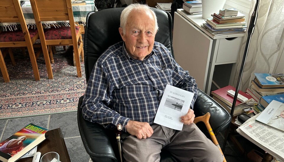 Arne Nilssen (her 97 år) viser stolt fram folderen med Hvalersangen som han og Knut Vadla sto sammen om, Arne med melodi, Valda med tekst.