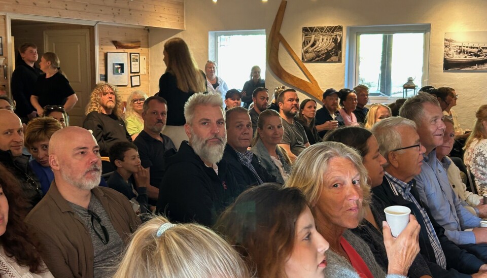 Tirsdag kveld kom debuten foran rundt 80 personer i en stuende full Amfigrotte.