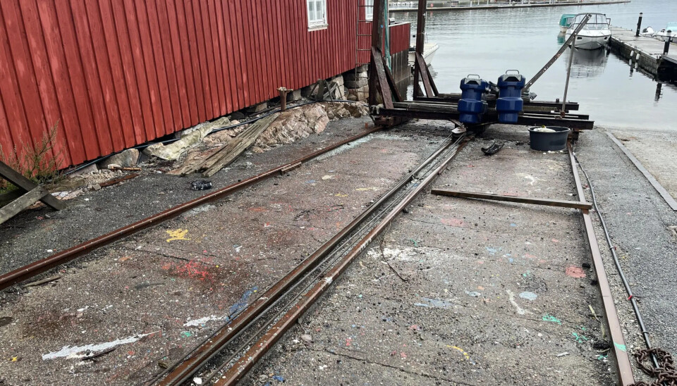 Området ved slippen på Skjærhalden er det beste stedet for en båtplass for folk som kommer med egen båt og trenger hjelp, mener Lars Egil Lande og Rolf Strand.