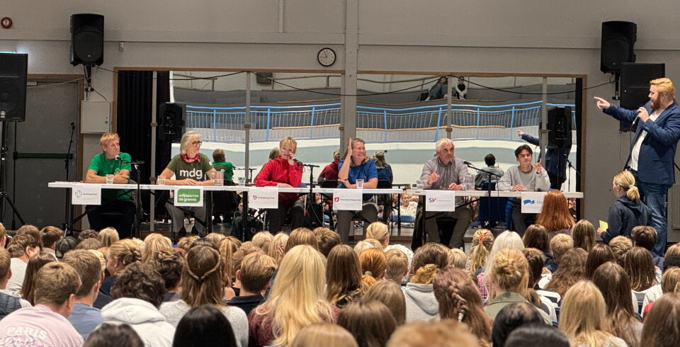 Fredag svarte seks partier på spørsmål fra elvene på Hvaler barne- og ungdomsskole.