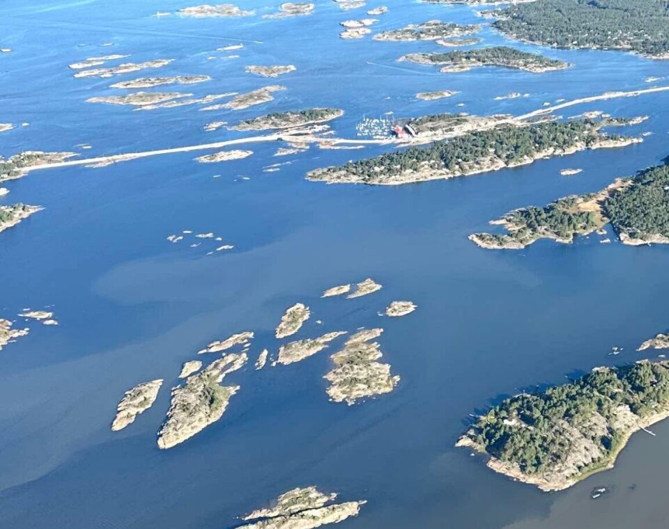 Det er tydelige spor av brunt vann i skjærgården utenfor Hvaler.