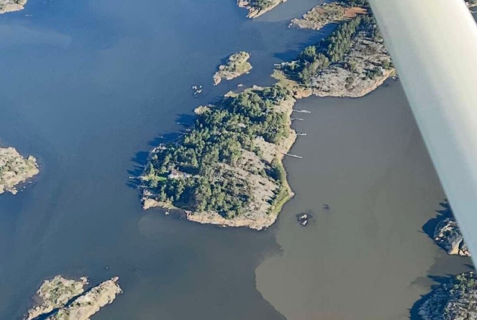 Dette er et flyfoto som viser mørkt vann i skjærgården utenfor Hvaler.