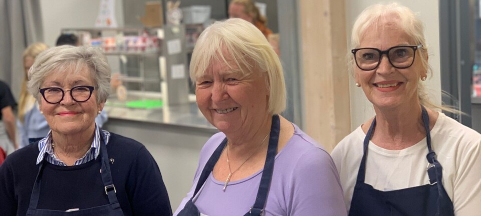 Serverer grøt til elevene hver mandag